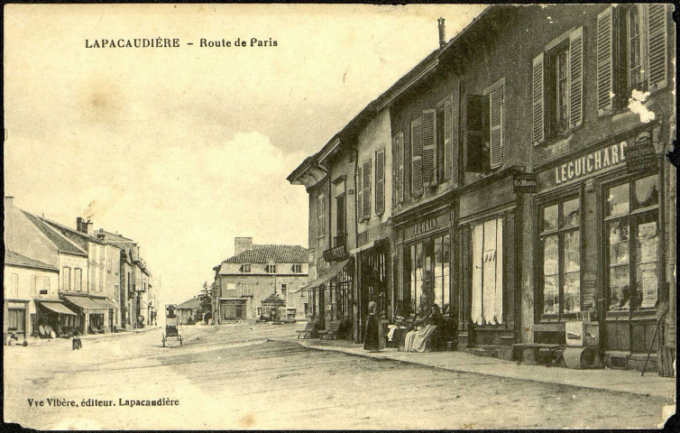 Carte postale intitulée "La Pacaudière. Route de Paris". Correspondance de Raymond Paillart à son fils Louis