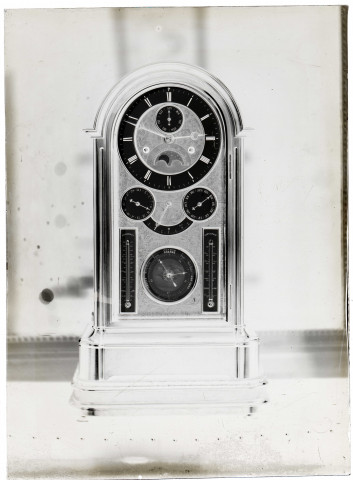 Horloge avec un calendrier perpétuel, deux thermomètres (centigrade, fahrenheit), un baromètre