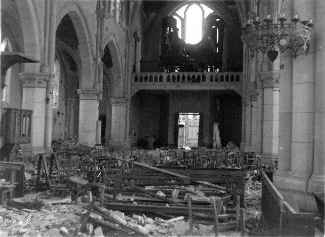 Amiens. Eglise Sainte Jeanne d'Arc : vue intérieure de la nef en ruines après les bombardements