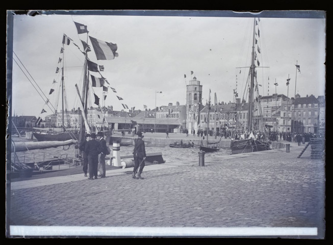 217 - Dunkerque - le beffroi et la place - vue d'ensemble - août 1897