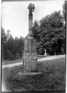 Une croix de grès sculptée dans le parc du château