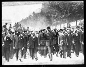 La libération. Charles-de-Gaulle et autres personnalités descendant les Champs-Elysées