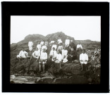[Un groupe de missionnaires et de jeunes malgaches assis sur des rochers]