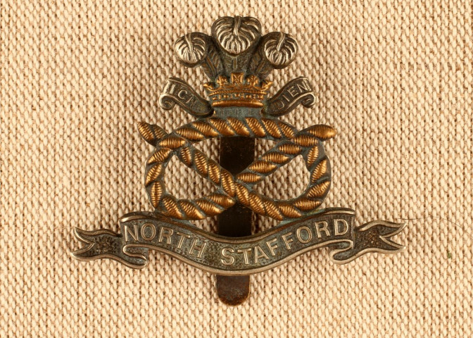 Cap badge en métal du South Staffordshire Regt. ayant appartenu à un des frères (Harry ou John) de Frank Flintham