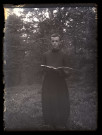 Portrait en extérieur d'un prêtre tenant un livre