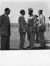 Guerre d'Algérie. Départ de personnel militaire sur l'aérodrome de Bone : Max Lejeune saluant Louis Pruvot