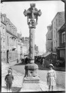 La croix de carrefour du Tréport (Seine-Maritime), érigée en 1618. Le fût reprend les emblèmes de la maison des Bourbons : la fleur de lys et le « L » pour le souverain Louis XIII