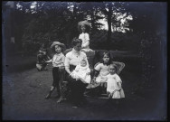 Martinsart (Somme). Une femme et des enfants, dont un monté sur un âne