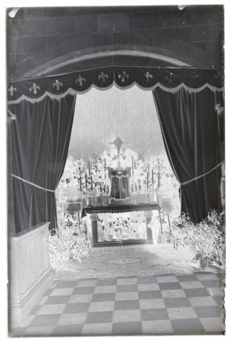 Tentures de deuil et autel à l'intérieur de la Maison Saint-Vincent de Paul