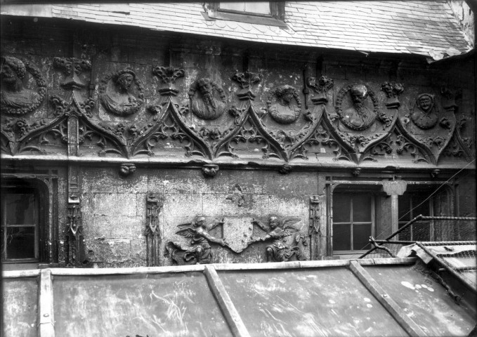 La Maison de l'ancien Baillage d'Amiens (1541), situé dans la cour de La Malmaison : détail de la frise sculptée ornant la façade