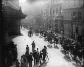 Fin août-début septembre 1914, militaires allemands défilant rue des Trois-Cailloux à Amiens