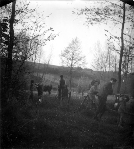 Scène rurale.Un paysan visitant ses vaches en pâture sous le regard de plusieurs enfants