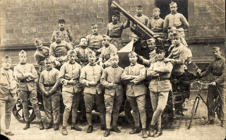Armée d'occupation française en Allemagne. Groupe de réservistes du régiment de réserve de la 22 posant devant un canon, un soldat en bicyclette