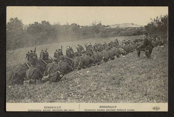 ETREPILLY. INFANTERIE ABRITEE DERRIERE LES SACS. ETREPILLY. INFANTRY UNDER SHELTER BEHIND SACKS