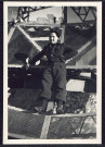 Vaudricourt. Un homme en uniforme posant sur un radar allemand type Würzburg