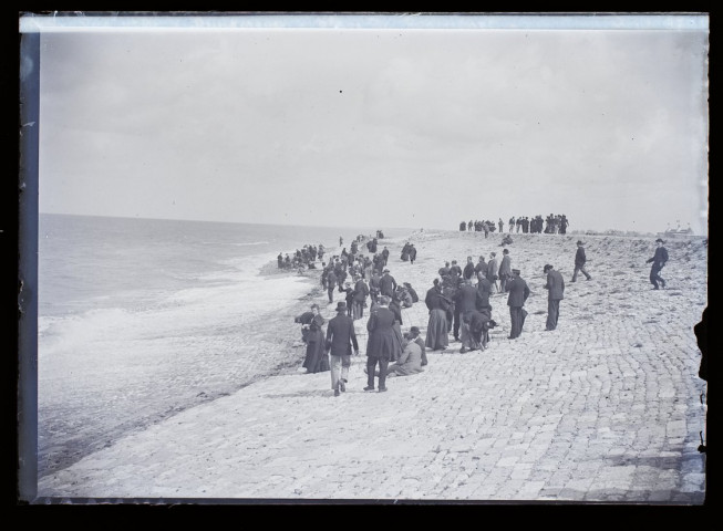 143 - Vue prise à Dunkerque - plage de Rosendaël - août 1897 (Titre de l'auteur) / mais plus probablement l'estacade de protection (digue Tixier) du canal amenant à l'écluse Tixier