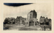 Série de 19 photographies américaines prises à la fin de la première guerre mondiale dans la Somme et montrant les nombreuses dévastations et destructions