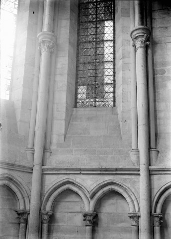Cathédrale, vue intérieure : fenêtre