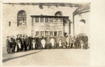 Délégation de prisonniers civils du camp de Rastatt avant le départ pour les cimetières proches, lors de la fête de la Toussaint