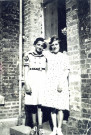 Photographie de Jeanine Khaiete (à gauche) avec une amie