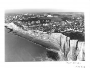 Ault. Vue aérienne de la commune et du littoral : les falaises, la plage, le phare, l'église