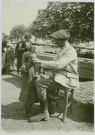 PHOTOGRAPHIE MONTRANT UN SOLDAT FRANCAIS AVEC UN BERET FAISAINT BOIRE UN ENFANT. MARCELLE TINAYRE (1870-1948). ECRIVAIN