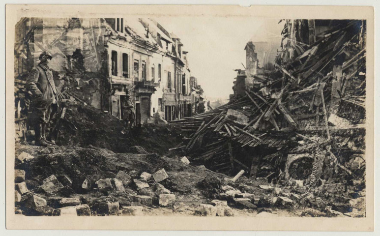 Une rue de Roye dévastée par les bombardements