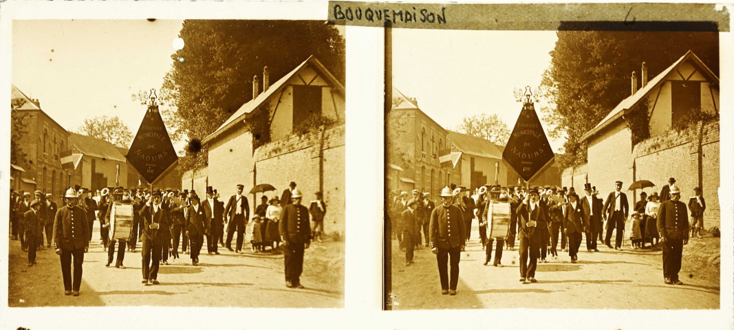 Cortège dans le cadre de festivités commémorant la guerre de 1914-1918 : passage de la fanfare municipale de Naours