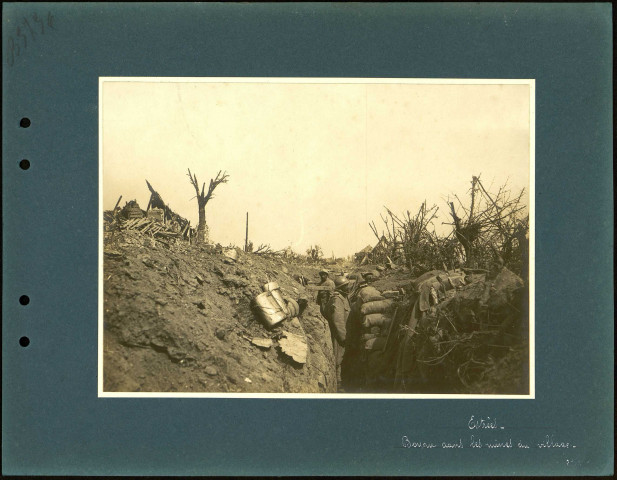 Estrées (Somme). Boyau occupé par des soldats français dans les ruines du village