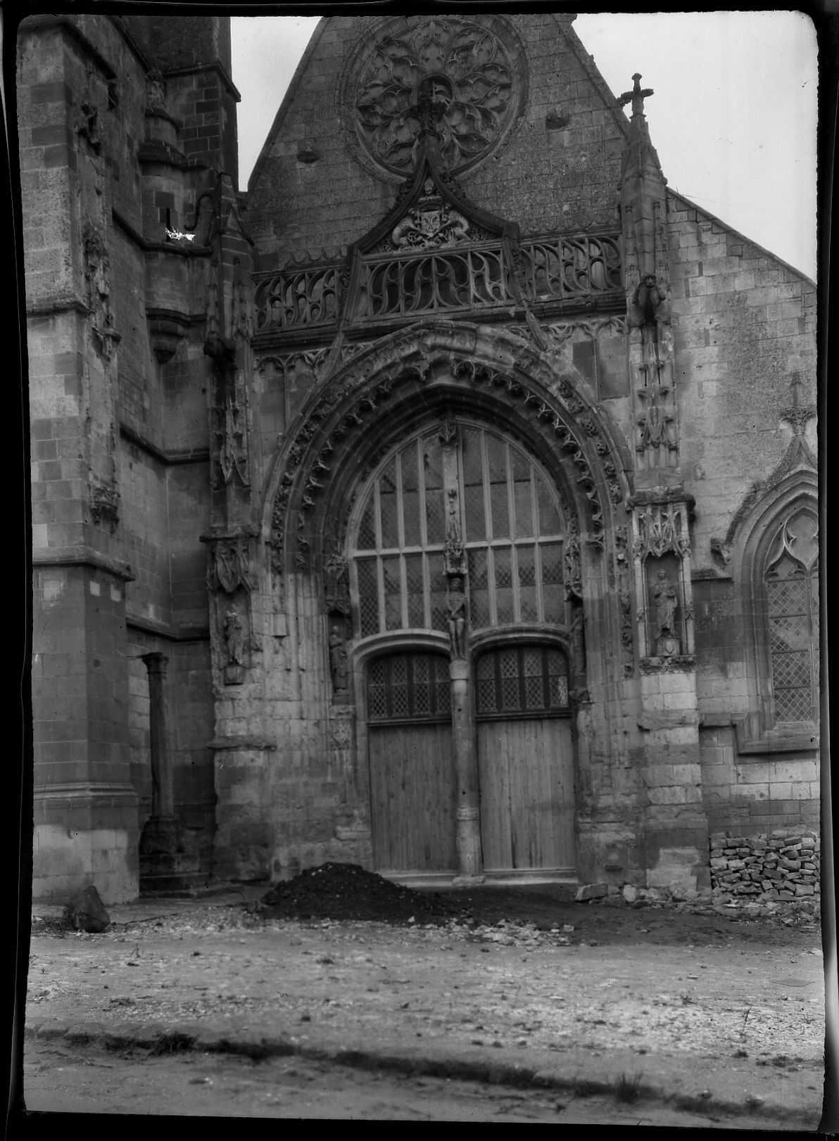 Le portail de l'église de Caix