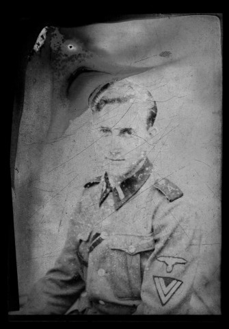 Portrait d'un militaire de rang de la 9e Panzerdivision SS Hohenstaufen, une des trente-huit divisions de Waffen-SS. SS Rottenführer (chef de section), la lettre A apparaît sur sa patte d'épaule
