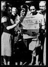 La libération. Femmes lisant "la France libre" au lendemain l'entrée à Paris de la 2e division blindée Leclerc
