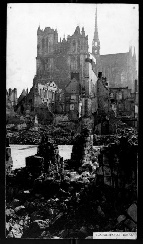 Amiens. Les ruines après les bombardements. Maisons autour de la cathédrale