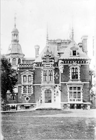 Guerre 1914-1918. Vue d'ensemble du château de madame Delacour avant les dévastations