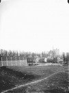 La ville vue du faubourg Saint-Maurice : la citadelle, 1902. Au second plan, la cathédrale d'Amiens