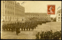 Carte photo intitulée "79e. Revue d'adieu du colonel 31 mars 09", représentant une revue des troupes du 79e Régiment d'Infanterie dans l'enceinte de la caserne Molitor à Nancy. Carte envoyée par Lucien Brunet à ses parents