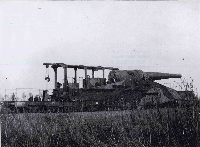 Photocopie d'une photographie prise par Pierre Vasselle en 1916, montrant un canon de marine 380 monté sur voies ferrées à Villers-aux-Erables