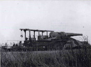 Photocopie d'une photographie prise par Pierre Vasselle en 1916, montrant un canon de marine 380 monté sur voies ferrées à Villers-aux-Erables