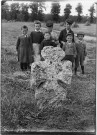 Groupe d'enfants posant derrière la croix médiévale en tuf de Saucourt