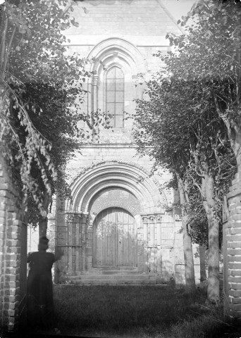 Eglise, vue de détail : le portail