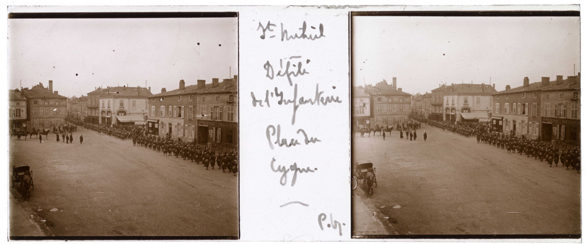 Saint-Mihiel. Défilé du 1er régiment d'Infanterie. Place du Cygne