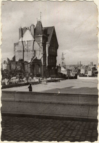 Amiens. La Maison du Pèlerin, face à la cathédrale d'Amiens après les bombardements de 1940