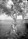 Portrait d'un chasseur au pied d'un arbre