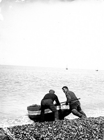 Scène de pêche. Les pêcheurs embarquant dans un canot