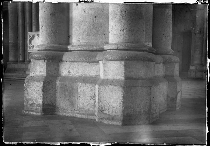 Eglise, base de piliers