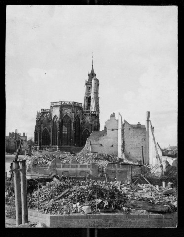 Amiens. Vue d'un quartier en ruines et de l'église-Saint-Germain dévastée