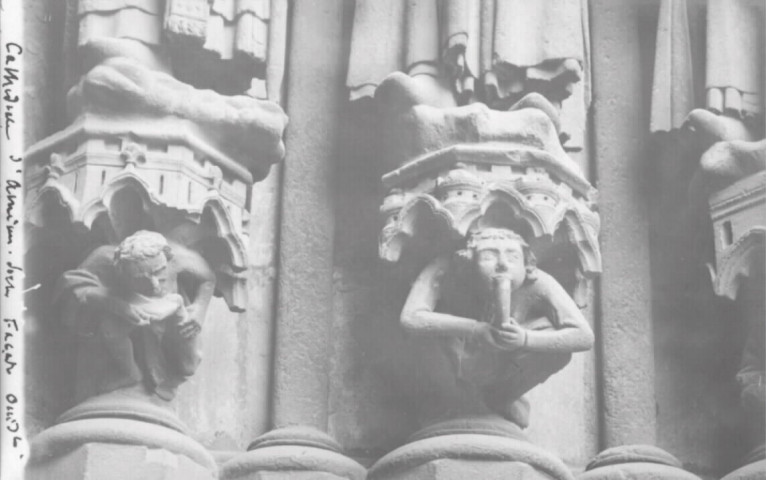 Cathédrale-d-Amiens, façade occidentale : vue de détail des statues ornant les portails.
