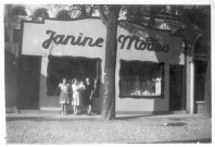 Amiens. Mail Albert 1er. Portrait de groupe devant le magasin provisoire "Janine Modes"