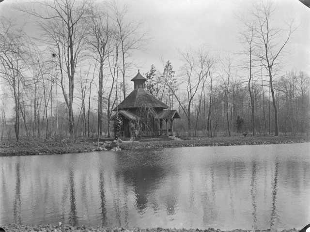 Un pavillon au bord d'un étang