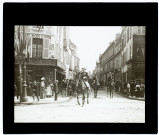 [Revue militaire à Amiens : passage des troupes au niveau de la place Saint-Denis avec le Général en tête]